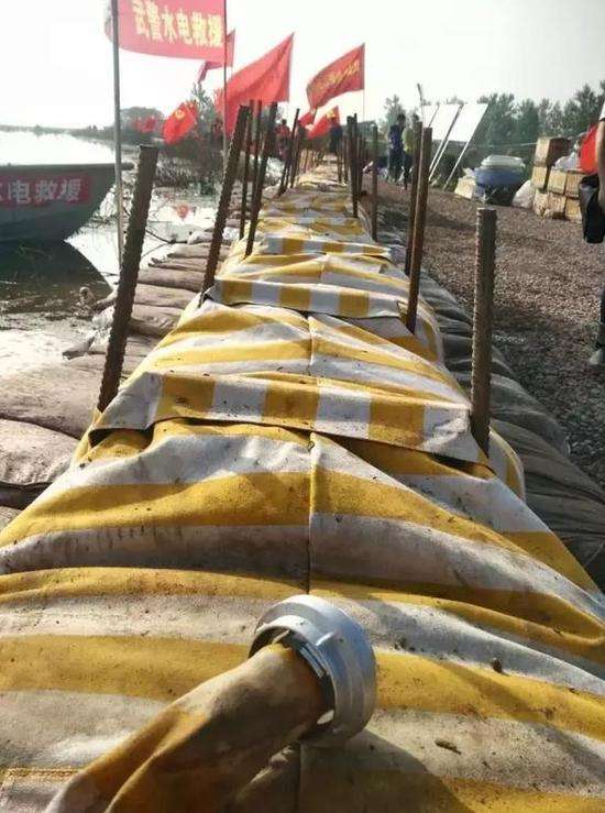 防汛堵水墙的建设需要打桩机配合完美堵水