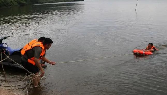 安徽省枞阳县|军地联合开展长江防汛应急救援演练